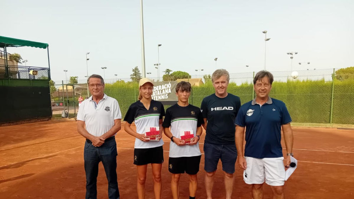 Cèlia Torrelles y Bruno Melé, con los trofeos de campeón.