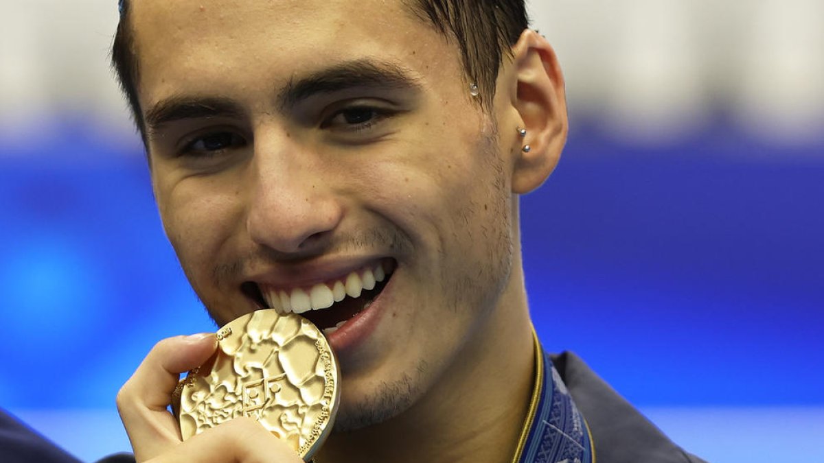 Dennis González muerde el oro logrado ayer, la segunda medalla en este campeonato.