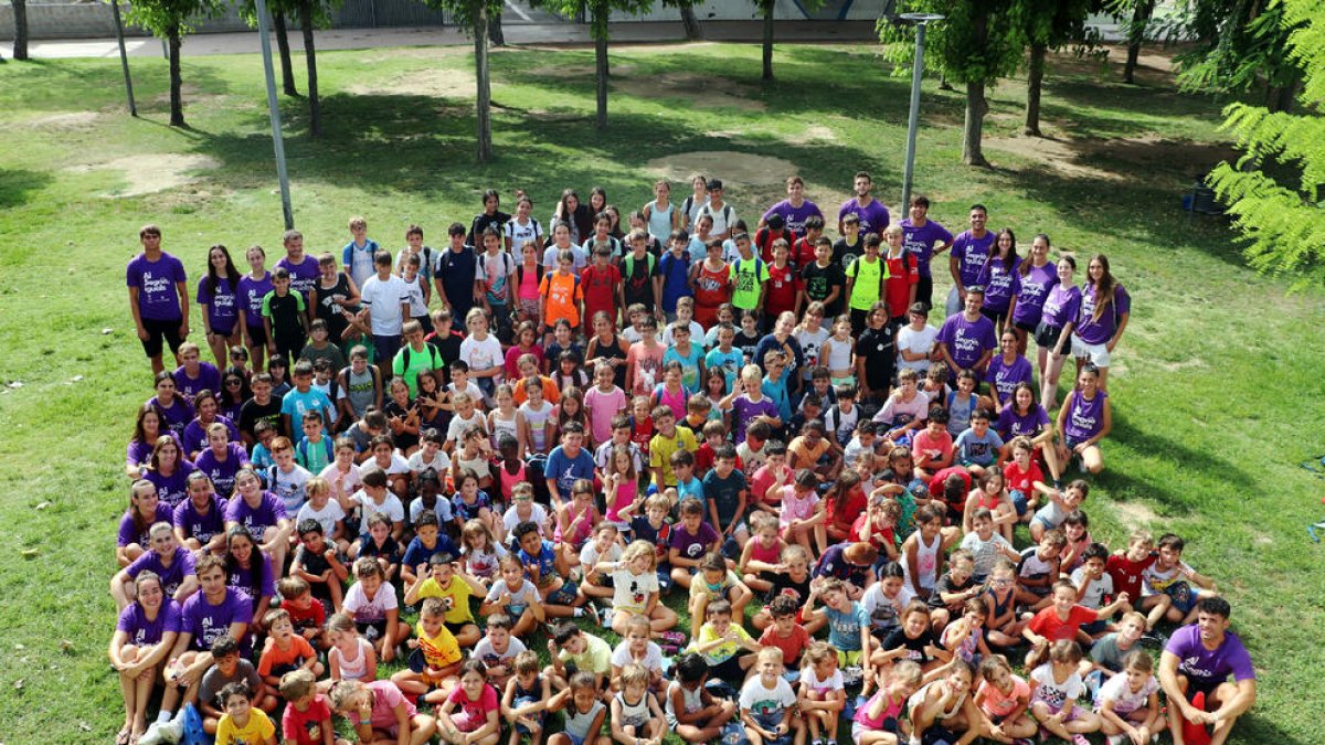 Foto de familia de los participantes en el segundo turno de las Estades d’Estiu que organiza el ayuntamiento de Alpicat.