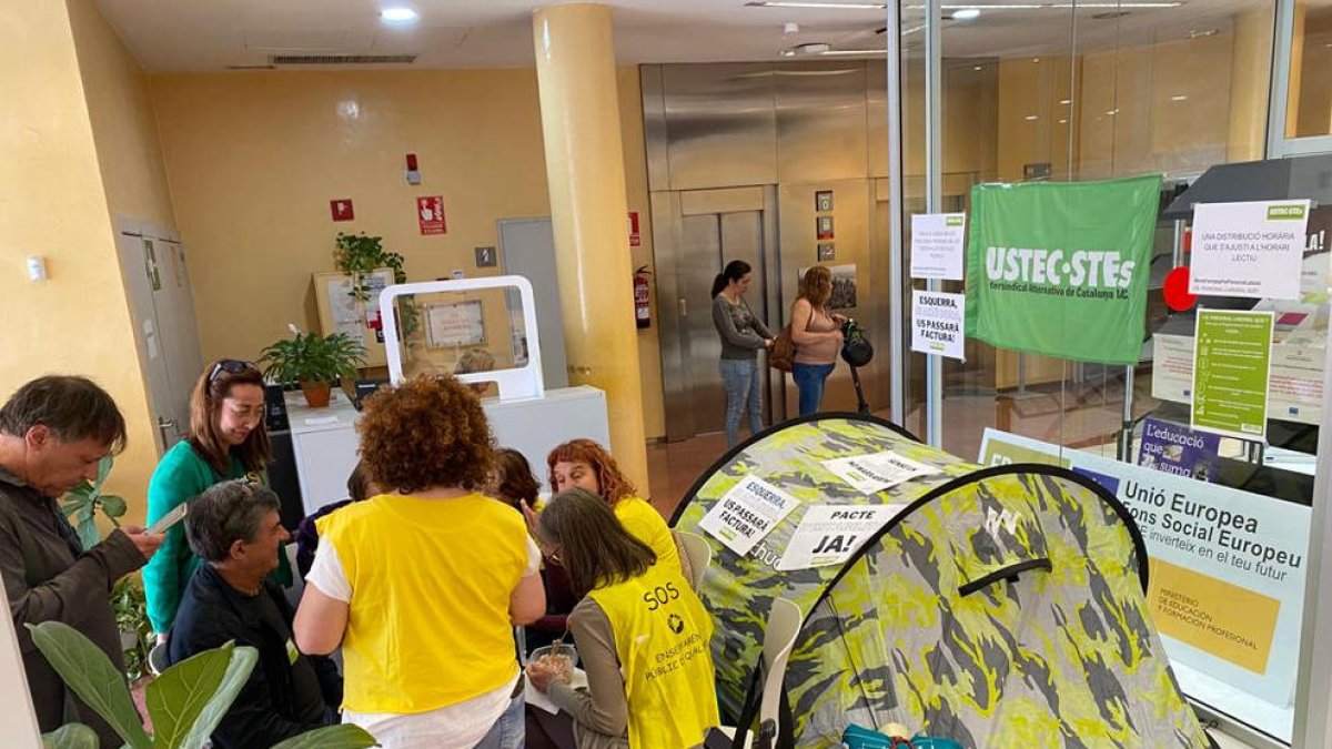 Miembros de USTEC-STEs 'acampan' en la delegación de Educación
