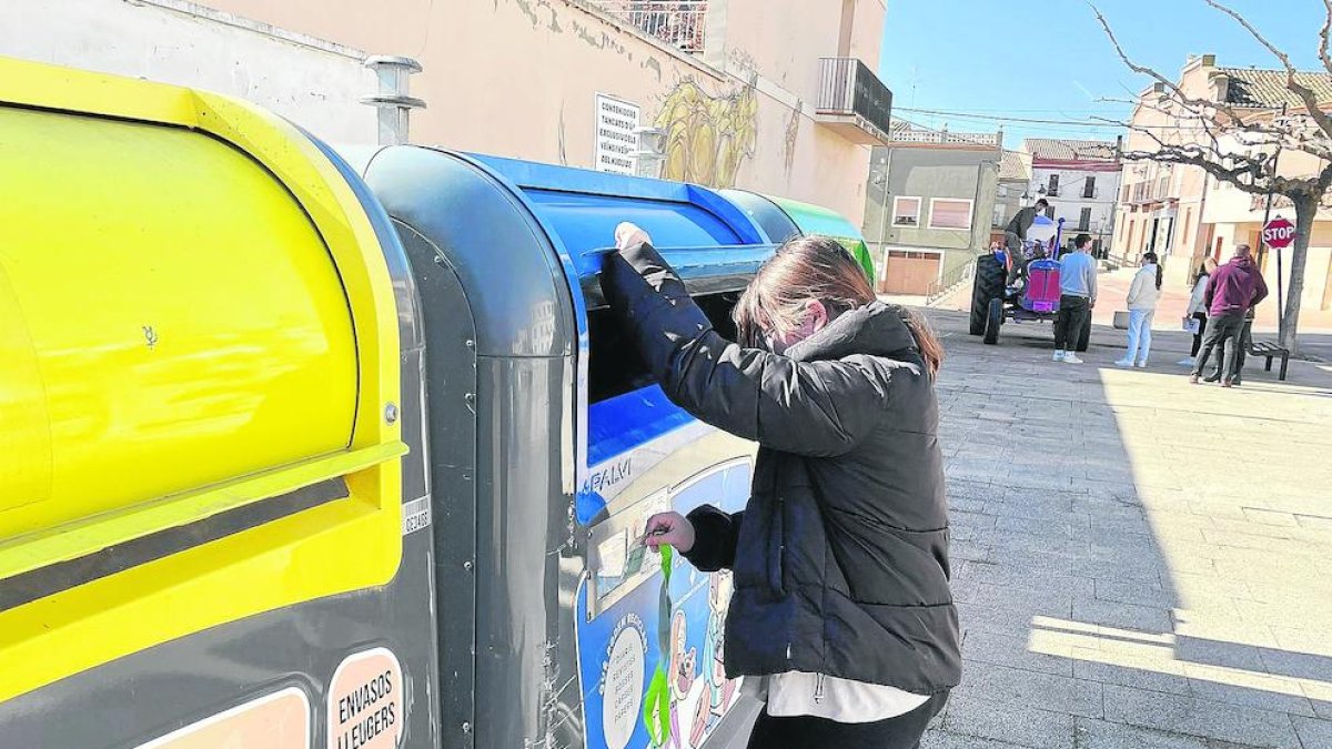 Uno de los contenedores con tarjeta en Penelles.