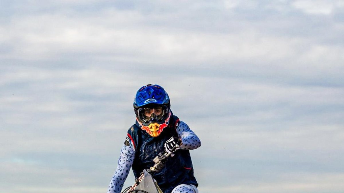 Àlex practica aquests dies motocròs per no perdre la forma.