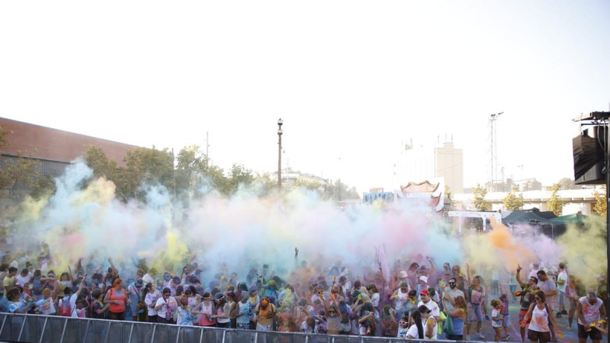 Alcarràs es va omplir ahir de color amb la celebració d’una festa holi.