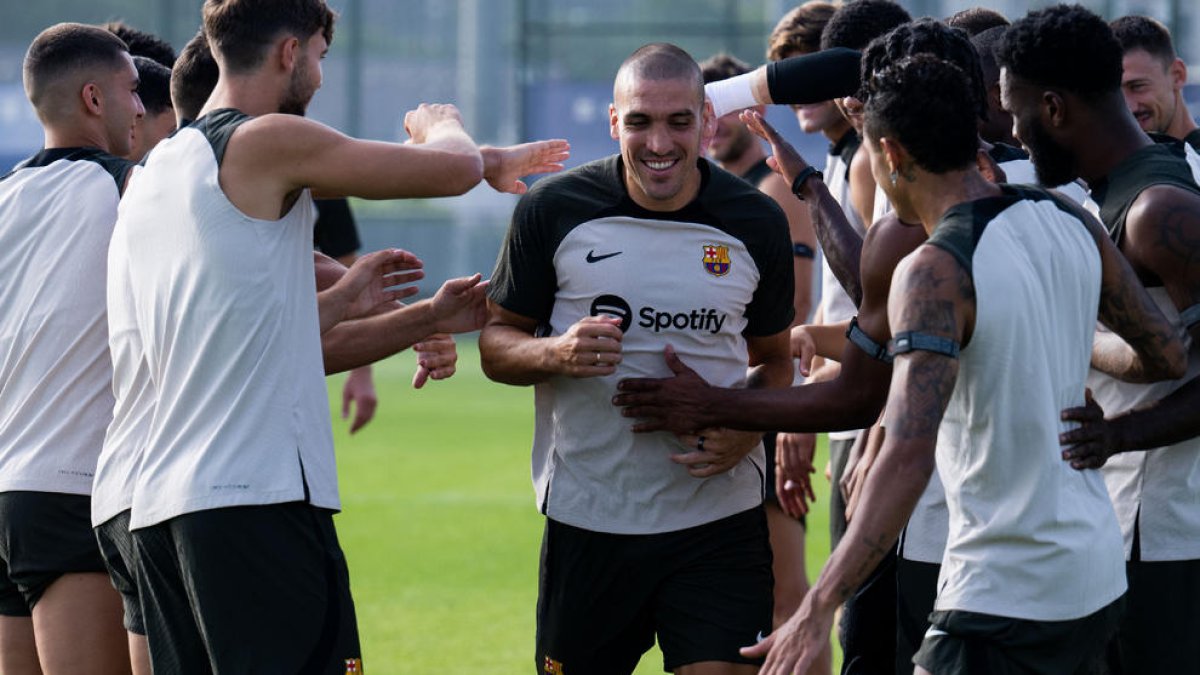 Oriol Romeu va ser rebut ahir així pels seus nous companys a l’entrenament.