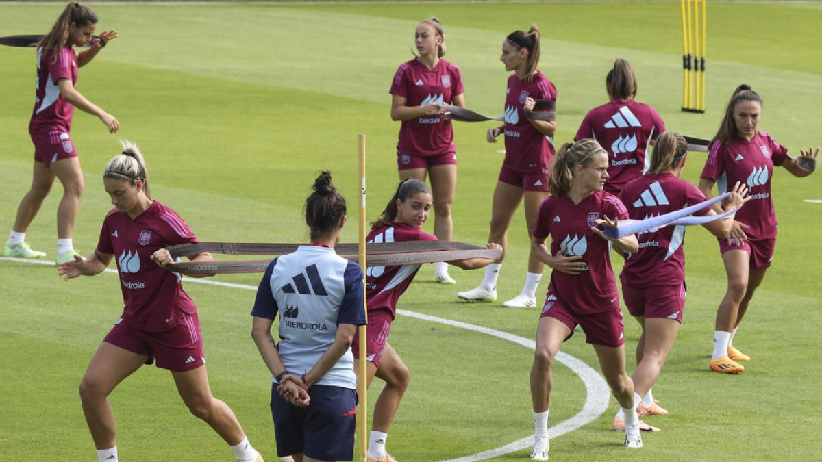 La jugadora Athenea del Castillo haciendo un ejercicio de potencia.