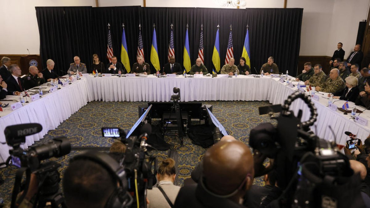 Vista general de la tercera reunión del Grupo de Contacto de Defensa de Ucrania en Ramstein.