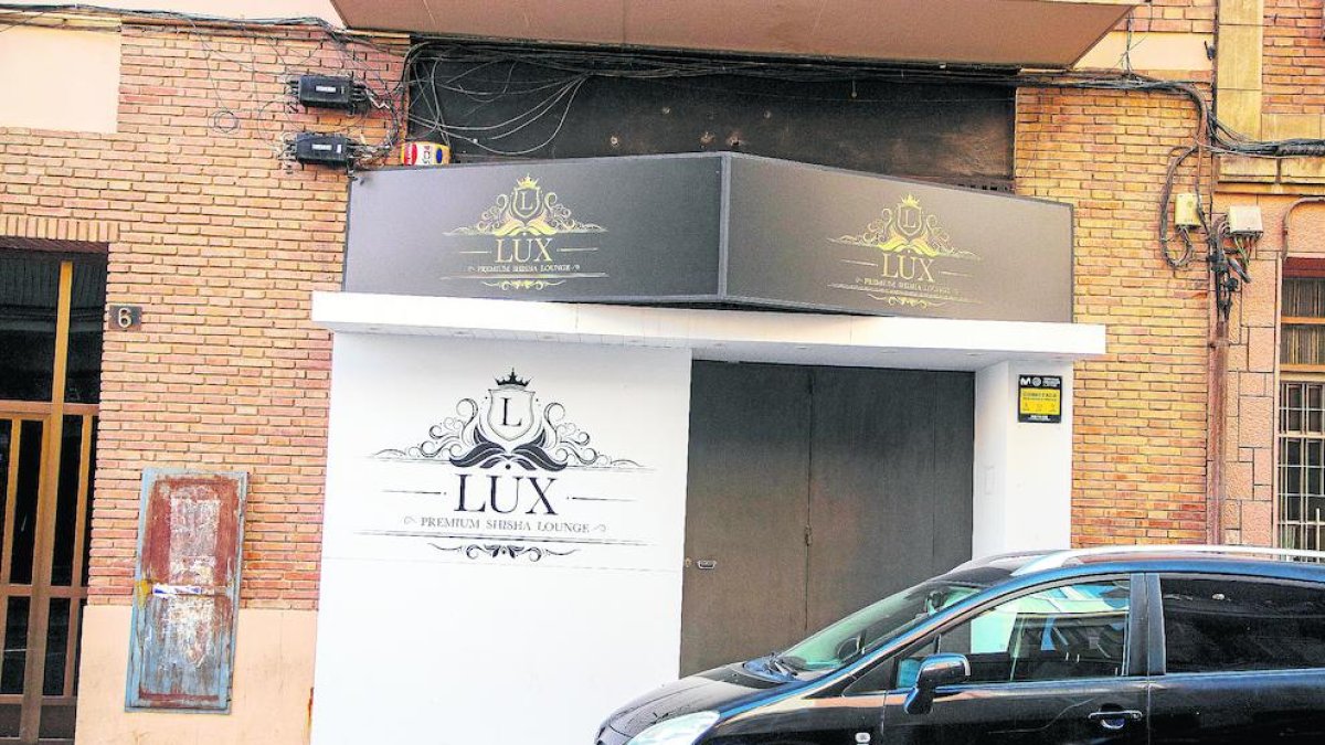 Exterior del local que la Paeria obliga a suspendre l’activitat.