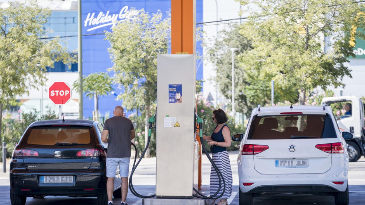 Omplir el dipòsit del cotxe, cada setmana resulta més car.