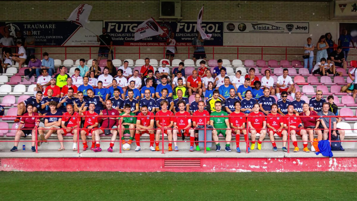 Els quatre equips participants en la Primera Copa Atlètic Lleida Genuine van posar junts a les grades del Ramon Farrús