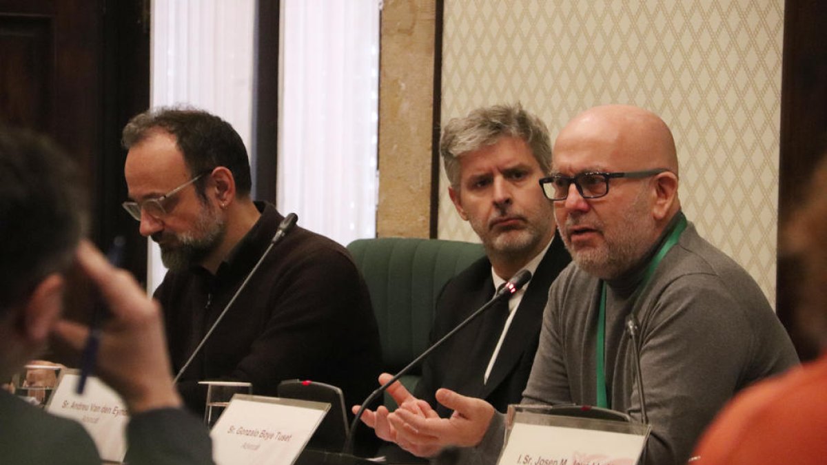 Los abogados Gonzalo Boye, Andreu Van den Eynde y Benet Sallellas comparecen en el Parlament.