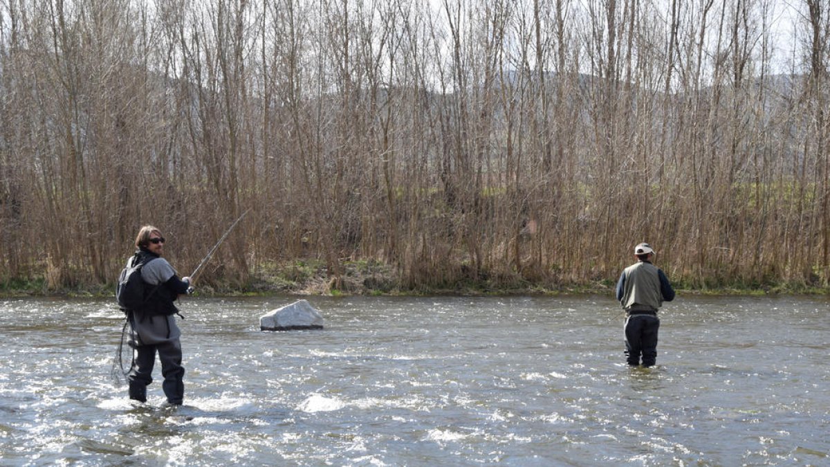 Miembros del Club de Caça i Pesca del Alt Urgell, ayer en la primera jornada de pesca de baja montaña.