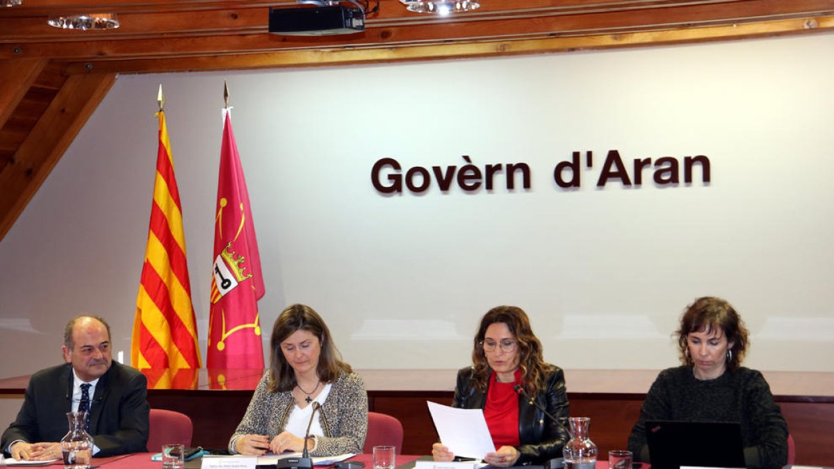 En el centro, la Síndica, Maria Vergés, con Vilagrà, a la derecha.