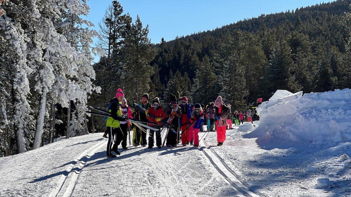 Niños en las pistas de esquí de fondo de Tuixent- La Vansa.