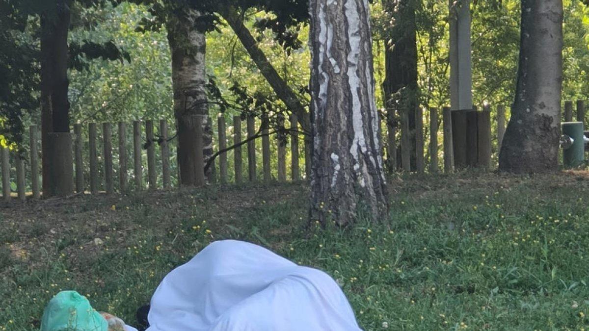 El ayuntamiento colgó esta foto del hombre durmiendo.