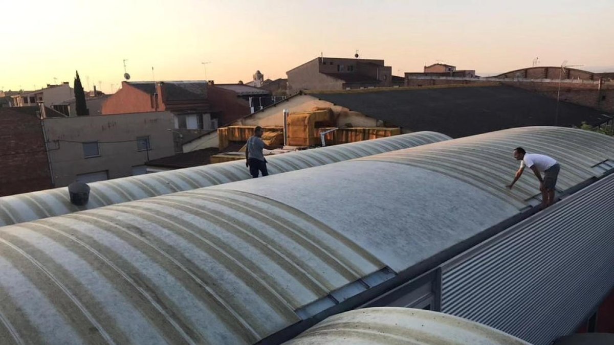 Imatge dels treballs per reparar la teulada de la biblioteca de Bell-lloc.