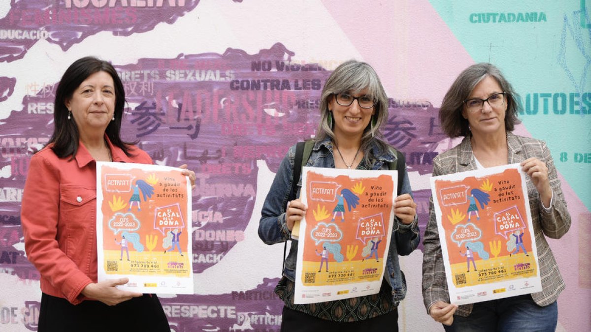 La tinent d’alcalde Sandra Castro (centre) va presentar ahir les activitats per a aquest curs.