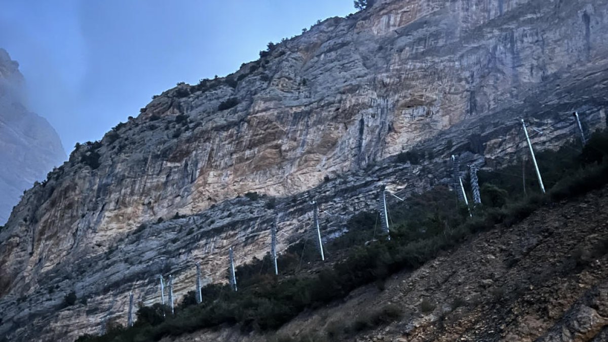 Instalan mallas antialudes en el acceso al Pallars Jussà