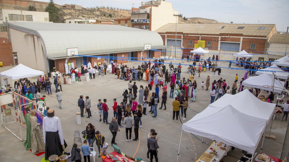 Desenes de persones van participar ahir en el ‘Forum de les cultures’ a l’INS de Seròs.