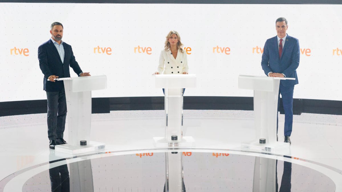 Santiago Abascal, Yolanda Díaz y Pedro Sánchez momentos antes de iniciar el último debate antes de las elecciones del domingo.