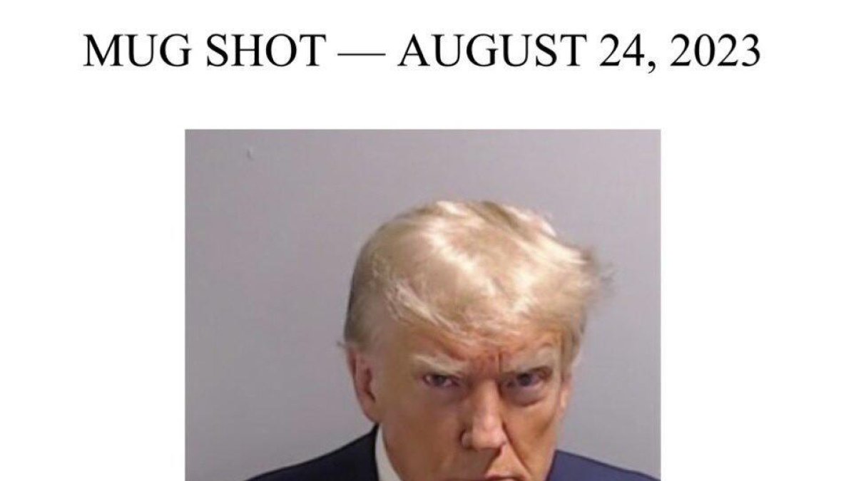 Imatge difosa pel propi Donald Trump de la seva foto policial i el missatge 'interferència electoral, rendir-se, mai'.
