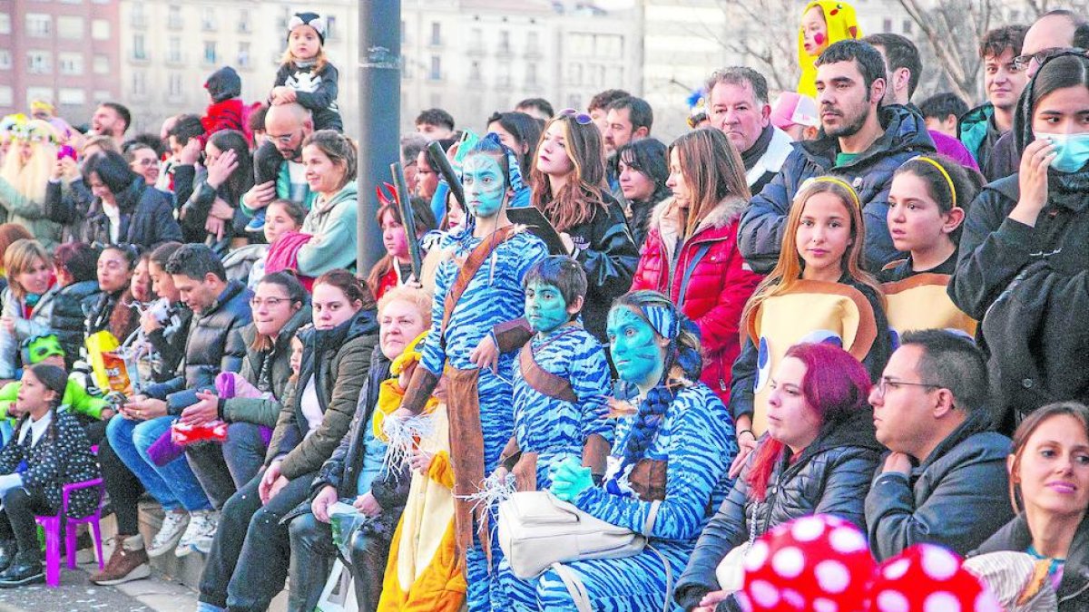 Los disfraces cinematográficos, como este de Avatar, abundaron en la rúa de Carnaval.