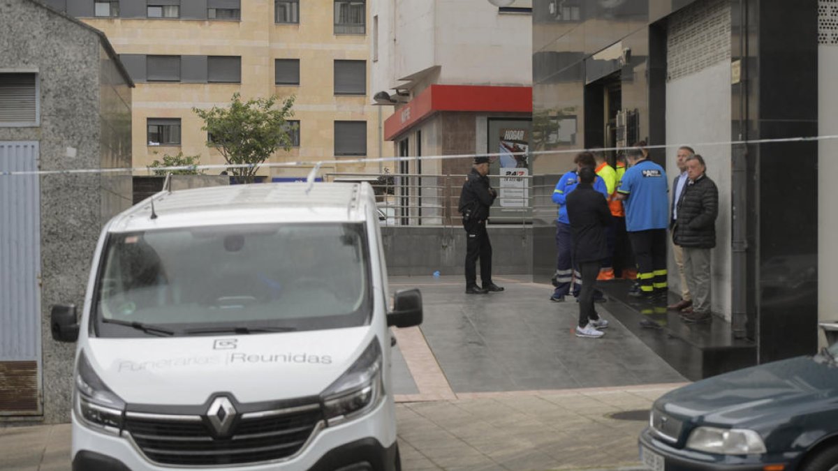 Moren dos germanes bessones de 12 anys en precipitar-se per una finestra a Oviedo