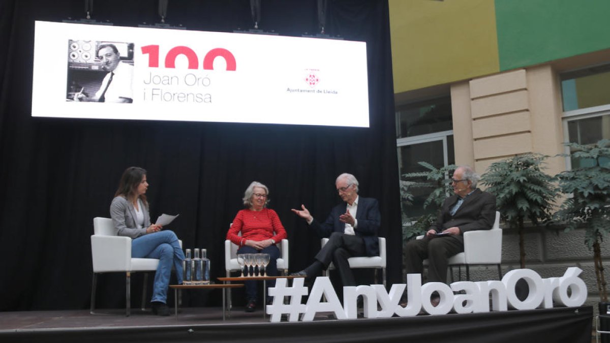 Un momento de la tertulia en la que participó la hija de Joan Oró junto a dos compañeros del científico.