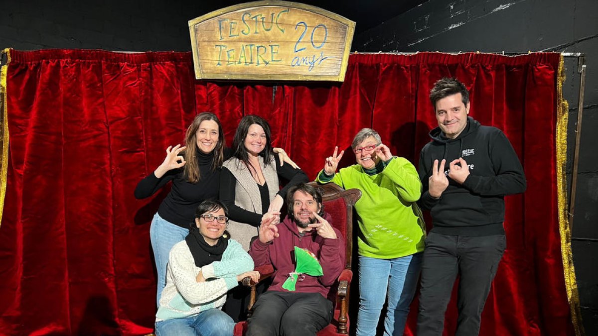 Els fundadors de Festuc Teatre, divendres a la festa amb alguns companys de professió teatral.
