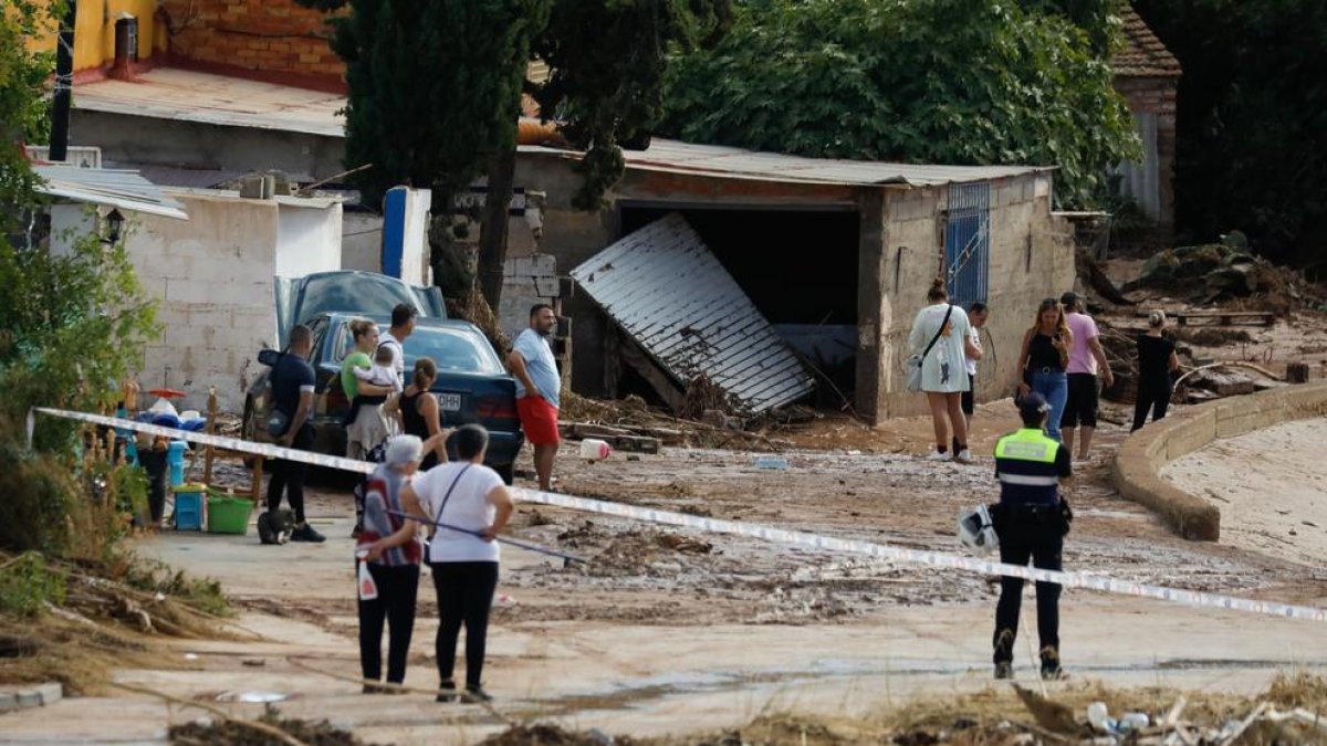 Les fortes pluges van inundar els carrers i diversos habitatges.