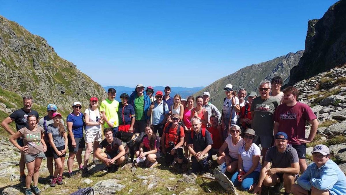 Participantes en el encuentro transfronterizo en el Port de Tavascan.