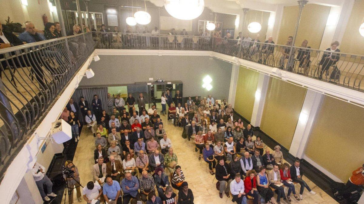 La sessió informativa va tenir lloc a la sala Alfred Perenya i va congregar més d’un centenar de persones.