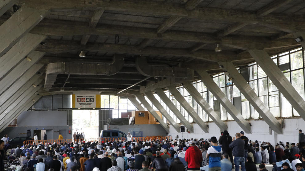La comunitat d’Ibn Hazm resant al Palau de Vidre en una imatge d’arxiu.