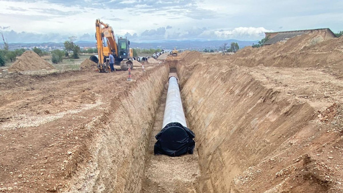 Las obras de la tubería de La Mola, paralela al canal principal del Aragón y Catalunya, que tiene una longitud de 6 kilómetros y podrán circular 2,4 metros cúbicos por segundo.
