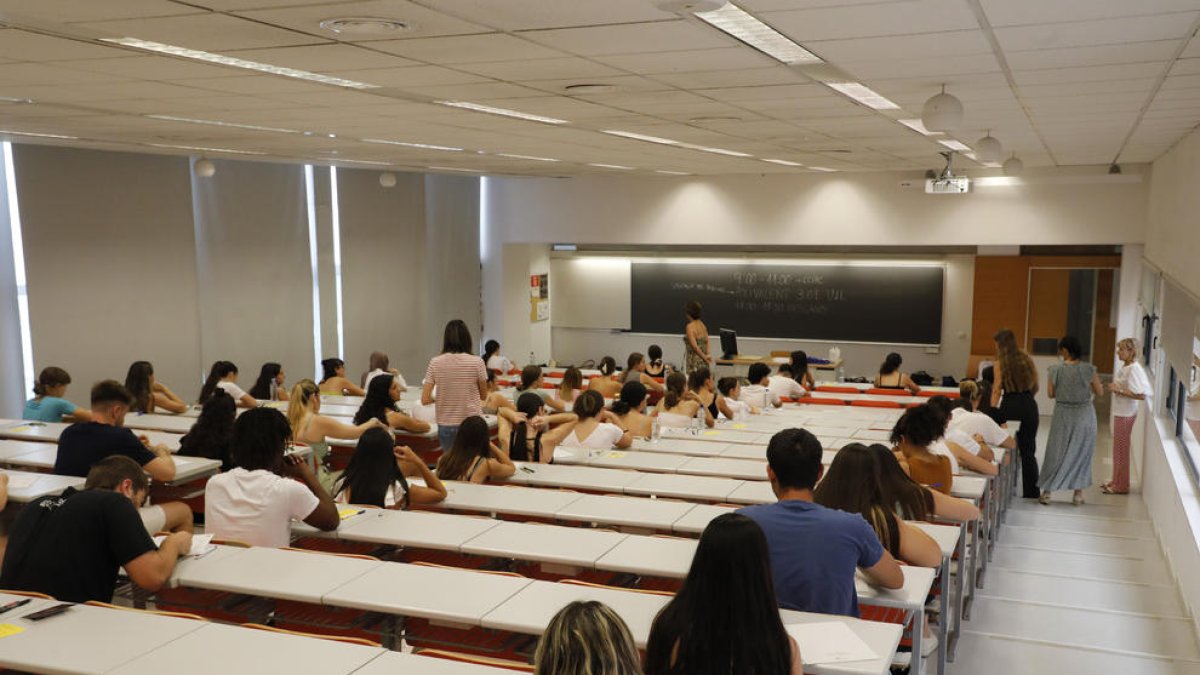 Alumnos examinándose en una aula del edificio polivalente de la UdL.