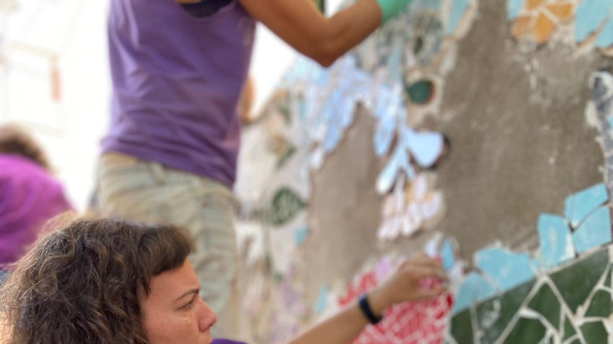 Silvia Sorolla va crear un mural amb la tècnica del trencadís.