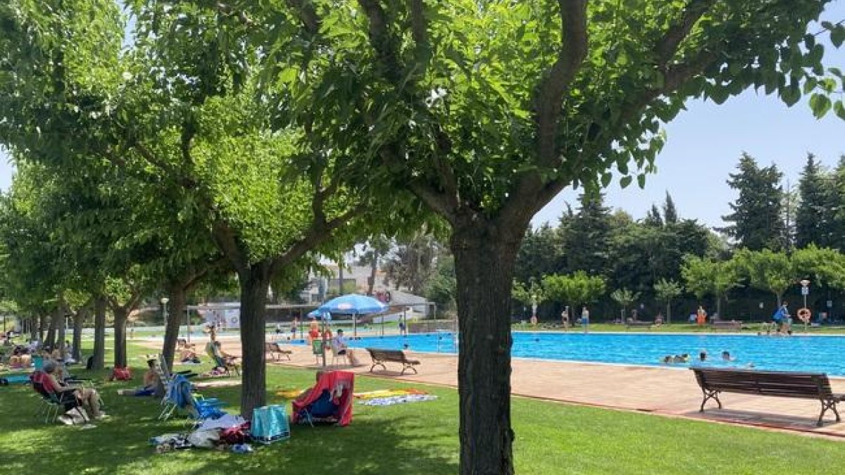 L'Ajuntament de les Borges Blanques diu que els socorristes de la piscina volen aprendre català