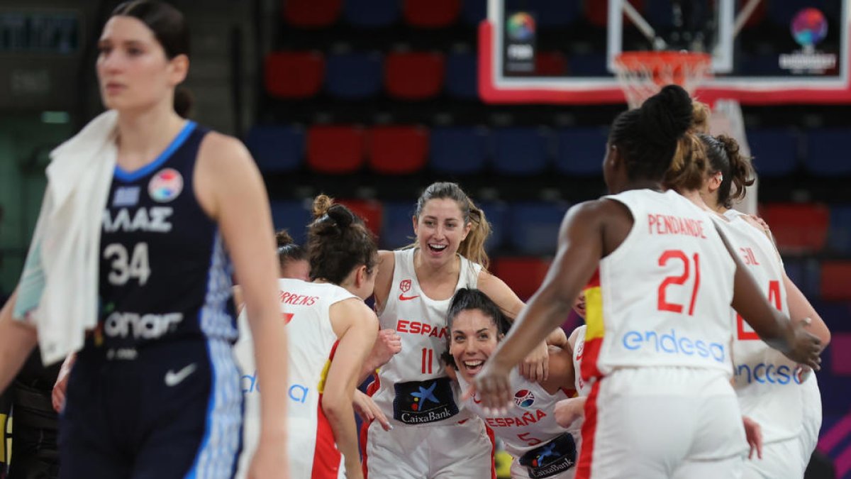 Jugadoras de la selección española celebran su triunfo ante Grecia.