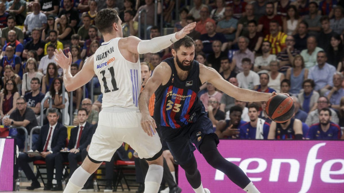 Nikola Mirotic intenta superar a Mario Hezonja en una acción del partido de ayer.