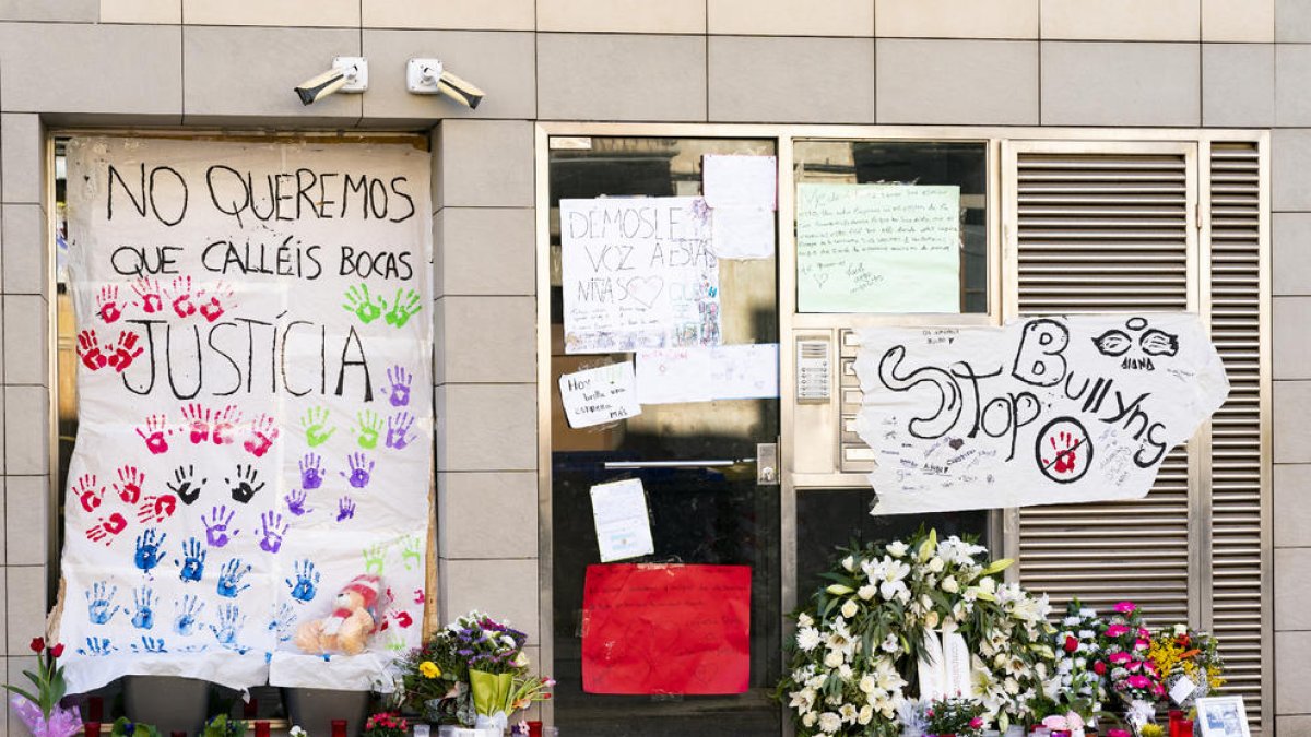 Espelmes, flors i pancartes al domicili de la família a Sallent.