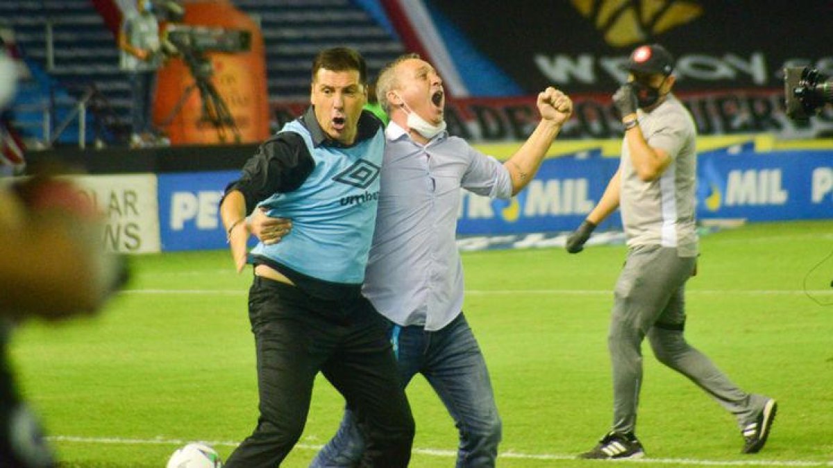 Sergi Escobar, a la dreta amb camisa de color clar, celebra el triomf de lliga de l’Amèrica de Cali.