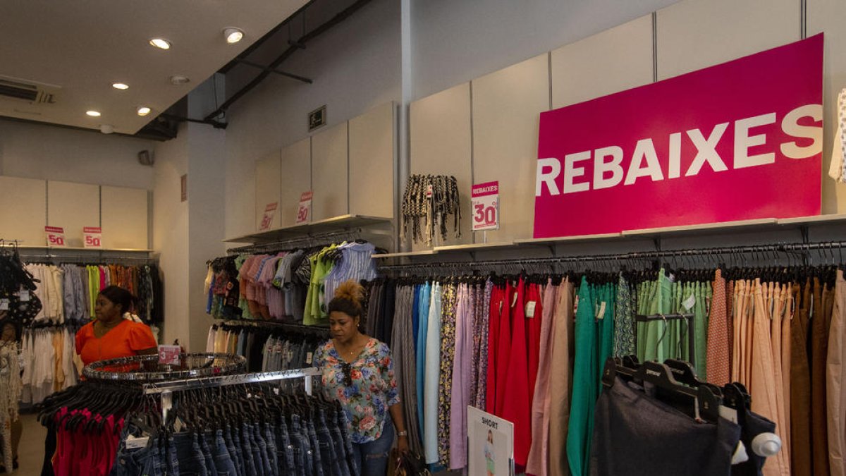 Una part dels establiments de l’Eix Comercial ja han començat les rebaixes d’estiu i d’altres les iniciaran avui.