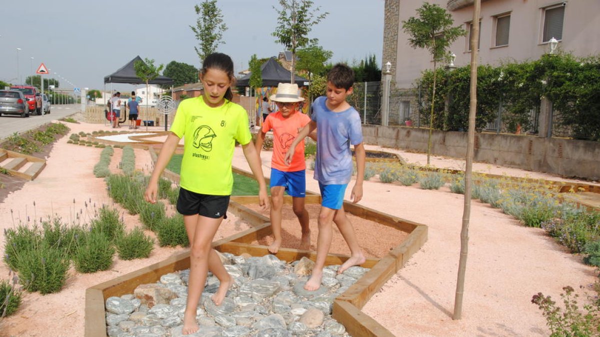 Los mas jóvenes del municipio ya han visitado el parque para hacer descalzos el recorrido.