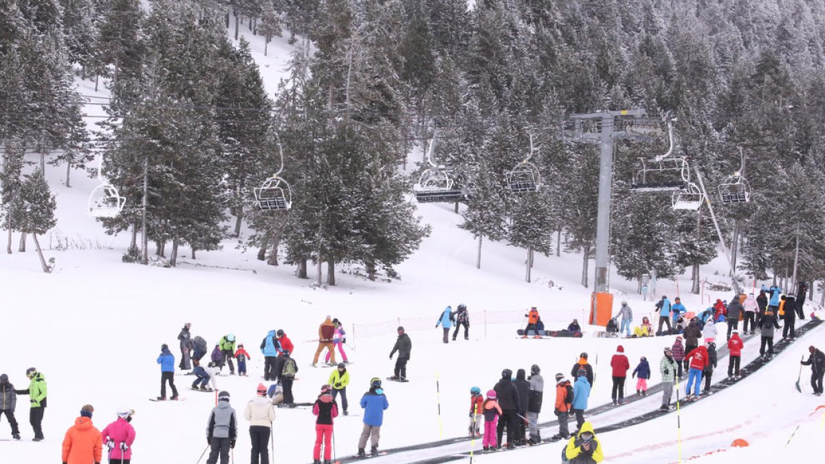 Algunos de los esquiadores que visitaron ayer las pistas de Port Ainé.