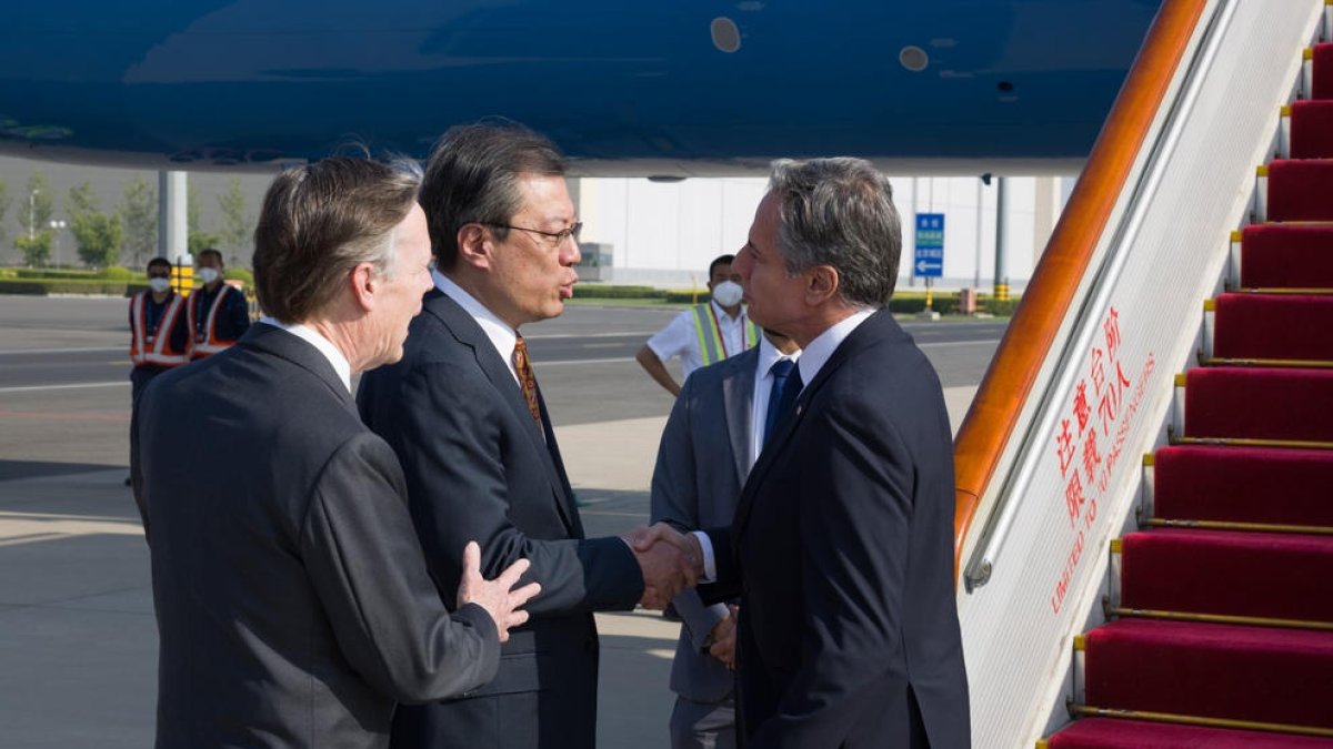Anthony Blinken, saludando al canciller chino Qin Gang a su llegada ayer a Pekín.