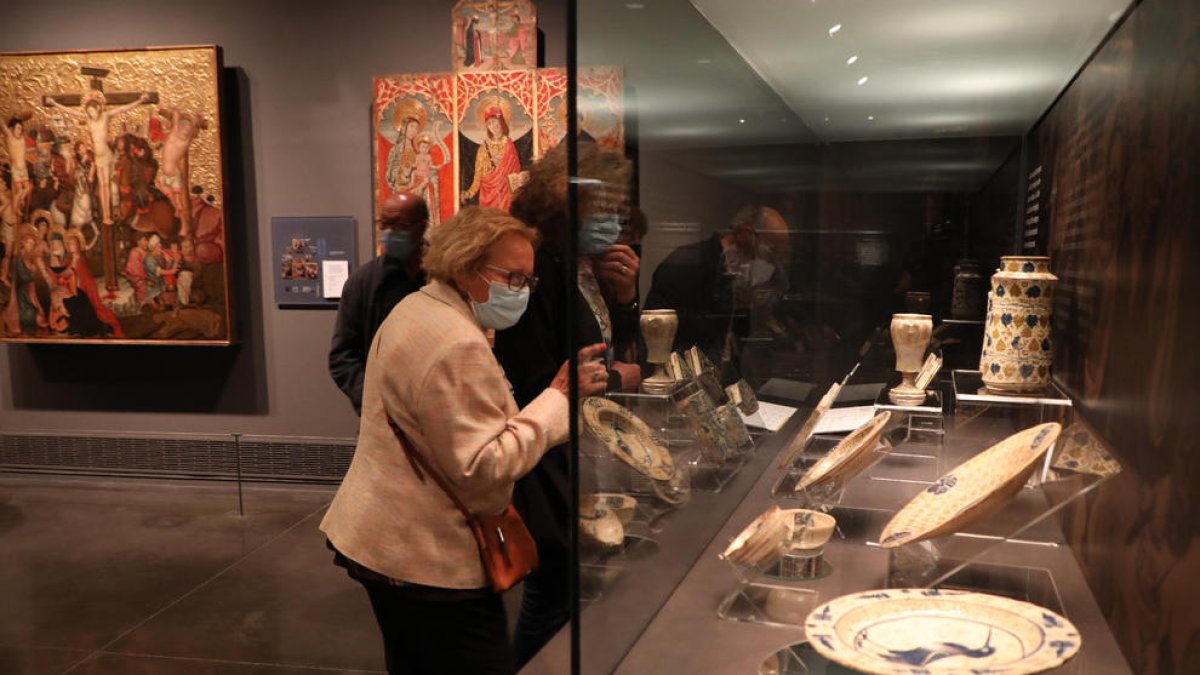 Museu de Lleida. En l’exposició permanent hi ha peces (ceràmica, orfebreria) protegides en vitrines, però la majoria de l’art no ho està.