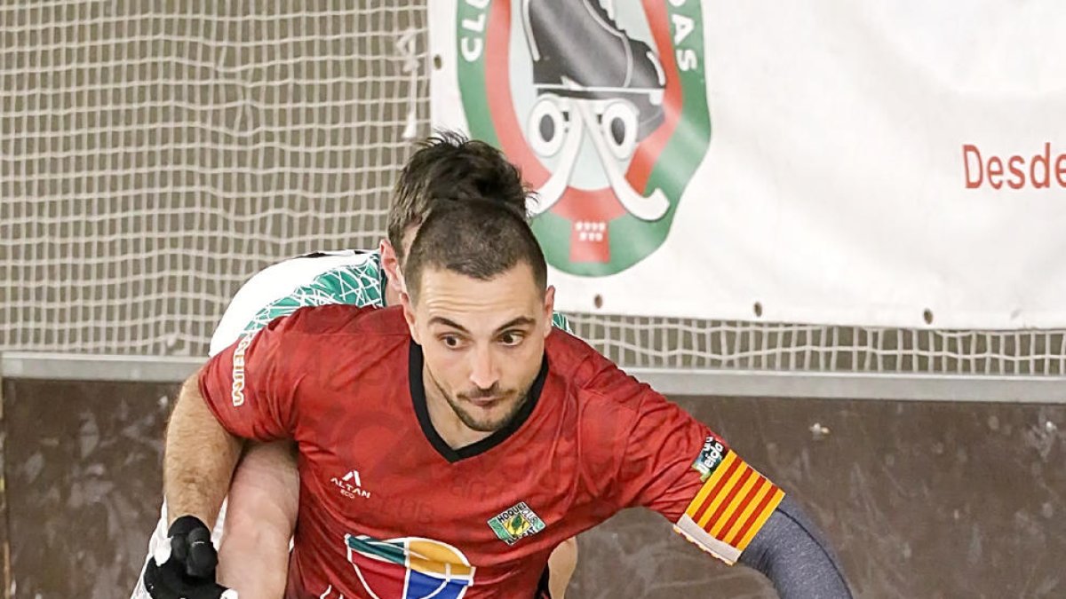 Joan Ramon Serret pugna amb un jugador de l’Alcobendas.
