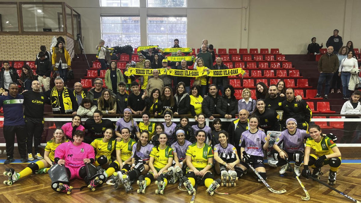 Jugadores i cos tècnic del Vila-sana posen amb un bon nombre d’aficionats de la localitat que van viatjar fins a terres portugueses.