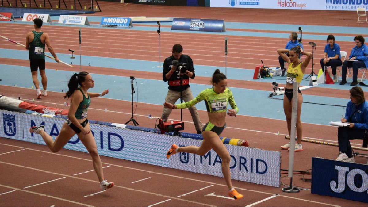 Berta Segura, en el moment de guanyar la seua semifinal en 400 metres.