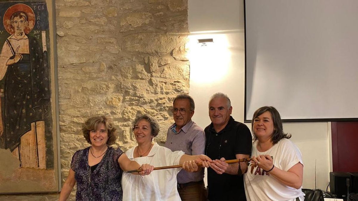 Àger - Mireia Burgués, de Junts, continuarà com a alcaldessa d’Àger a l’aconseguir majoria absoluta a les eleccions municipals amb cinc dels set regidors de l’ajuntament. Per la seua part, Independents per Àger-AM, marca blanca d’ERC, ...