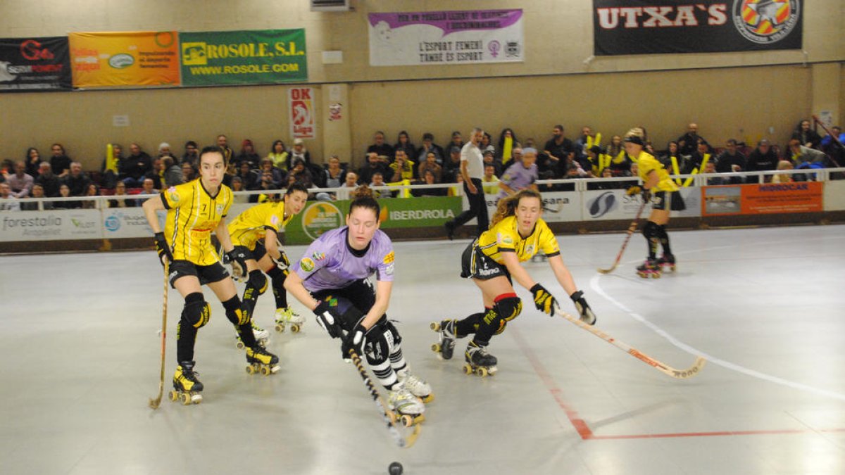 Victòria Porta, una de las jugadoras más activas, intenta controlar una bola.